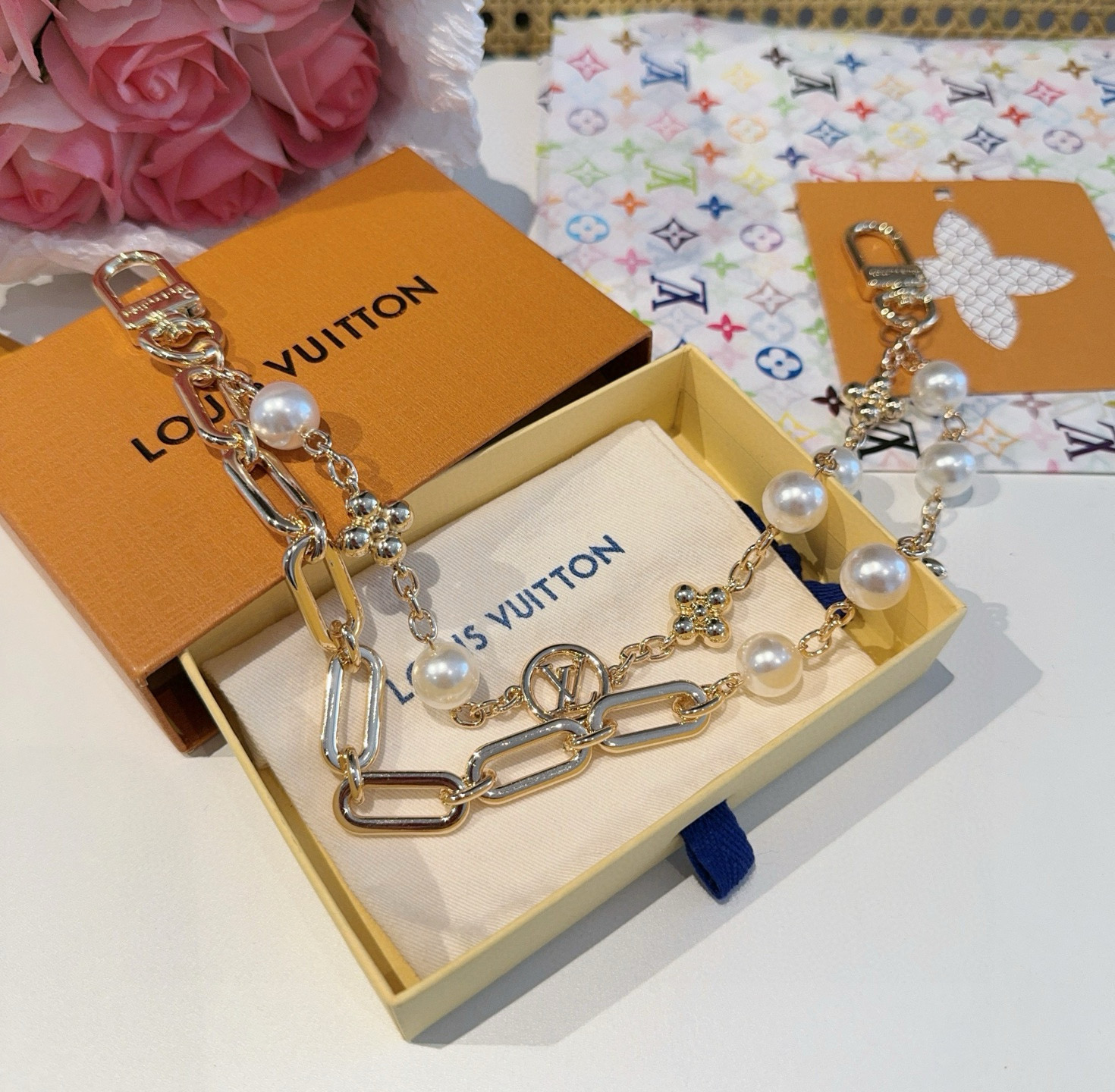 
P100🔥LV钥匙扣 包包挂链 Figaro 腰带链以莹泽黄铜锻造双链设计，再令品牌经典标识巧妙嵌入链环之间。LV字母装饰于一端优雅垂坠，弹簧扣实现轻松固定，为裤装或手袋注入潮流锋芒。