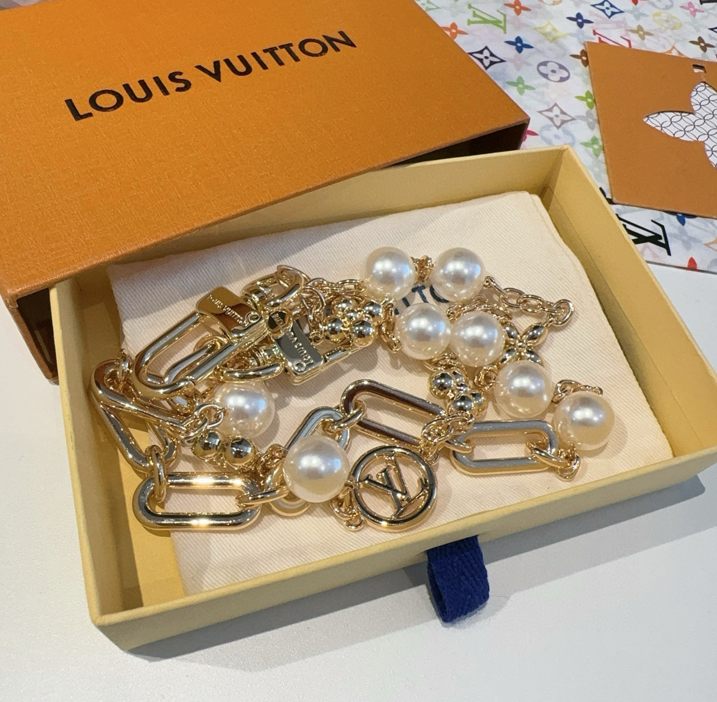 
P100🔥LV钥匙扣 包包挂链 Figaro 腰带链以莹泽黄铜锻造双链设计，再令品牌经典标识巧妙嵌入链环之间。LV字母装饰于一端优雅垂坠，弹簧扣实现轻松固定，为裤装或手袋注入潮流锋芒。