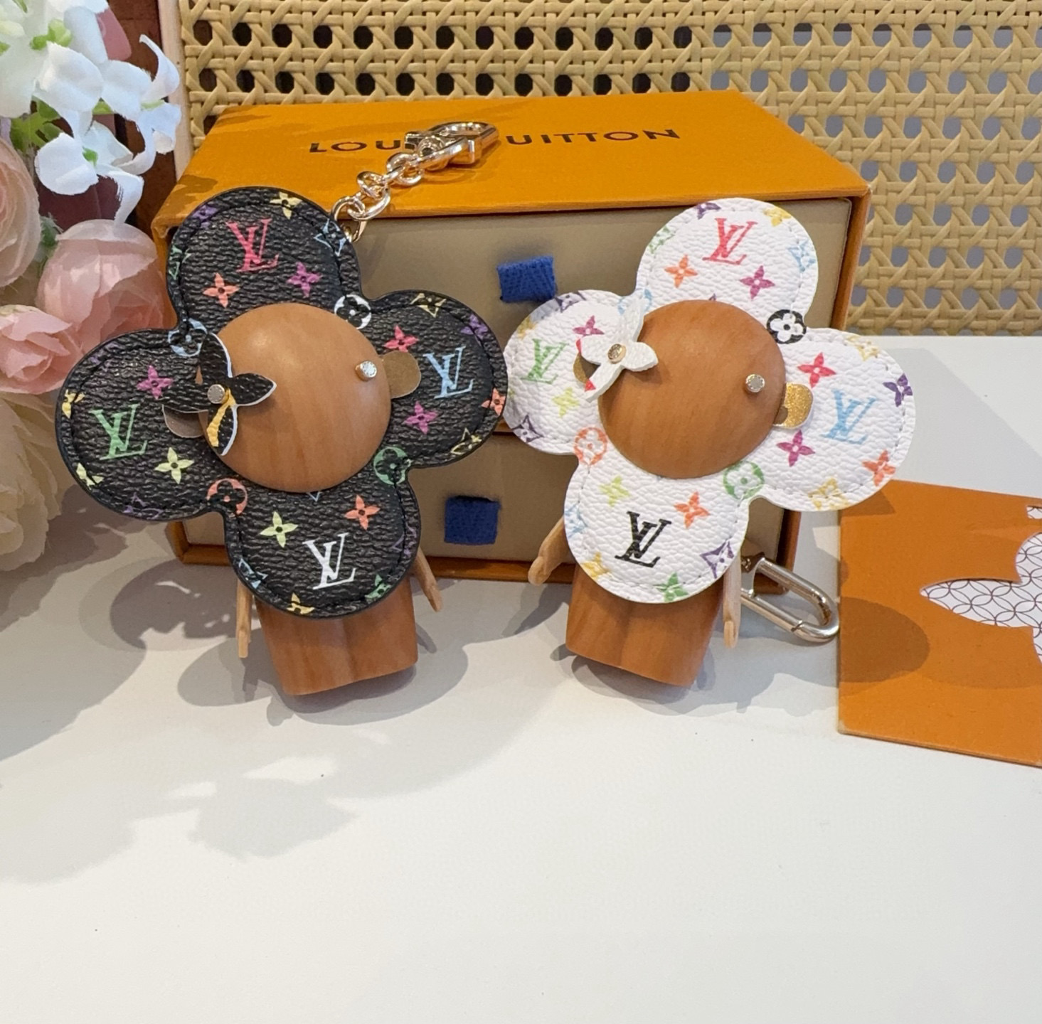 P100🔥LOUIS VUITTON新款包饰 村上隆白三彩黑三彩钥匙扣。LV薇薇安太阳花包包挂件 手机壳挂件
可满足各种时尚品味的实用配饰。凸显时尚个性[强]