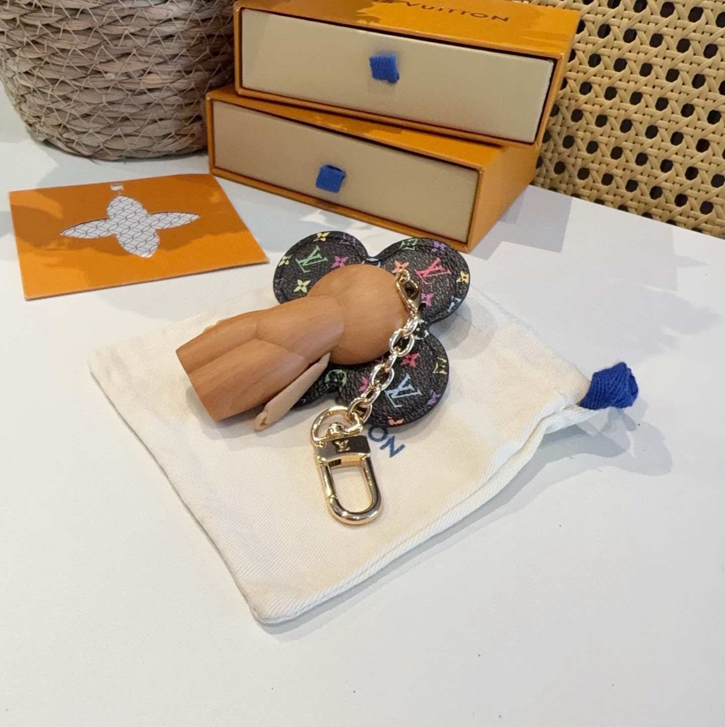P100🔥LOUIS VUITTON新款包饰 村上隆白三彩黑三彩钥匙扣。LV薇薇安太阳花包包挂件 手机壳挂件
可满足各种时尚品味的实用配饰。凸显时尚个性[强]