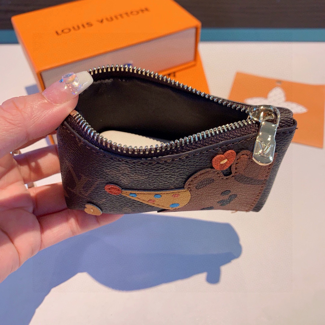 🔥独家新品LV卡通老花零钱包包，经典老花耳机包，包包挂饰，圣诞熊🐻 小柴犬、狮子🦁️零钱包 超纤材质 五