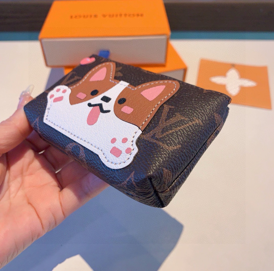 🔥独家新品LV卡通老花零钱包包，经典老花耳机包，包包挂饰，圣诞熊🐻 小柴犬、狮子🦁️零钱包 超纤材质 五