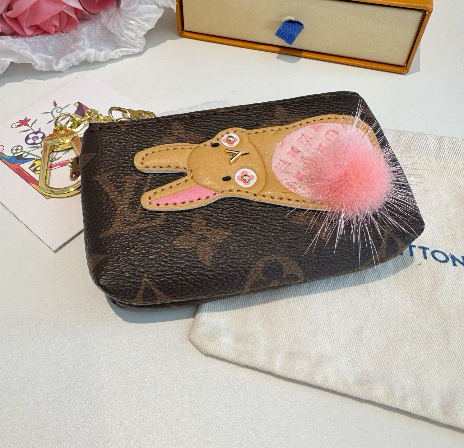 🔥独家新品LV卡通老花零钱包包，经典老花钥匙扣耳机包，包包挂饰，零钱包 超纤材质 五金为进口钢 原版lo