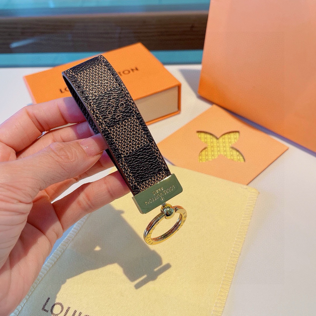 🔥LV 经典老花棋格钥匙扣，而且经久耐用， 是 Dragonne 钥匙扣理想的材质，可打造这款兼具实用性