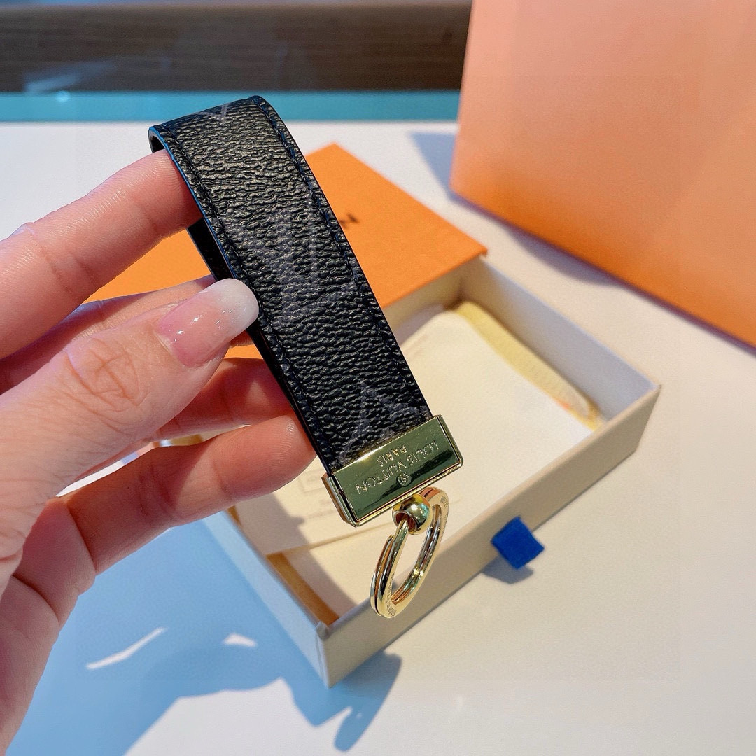 🔥LV 经典老花棋格钥匙扣，而且经久耐用， 是 Dragonne 钥匙扣理想的材质，可打造这款兼具实用性