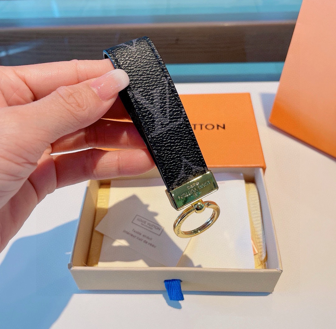 🔥LV 经典老花棋格钥匙扣，而且经久耐用， 是 Dragonne 钥匙扣理想的材质，可打造这款兼具实用性