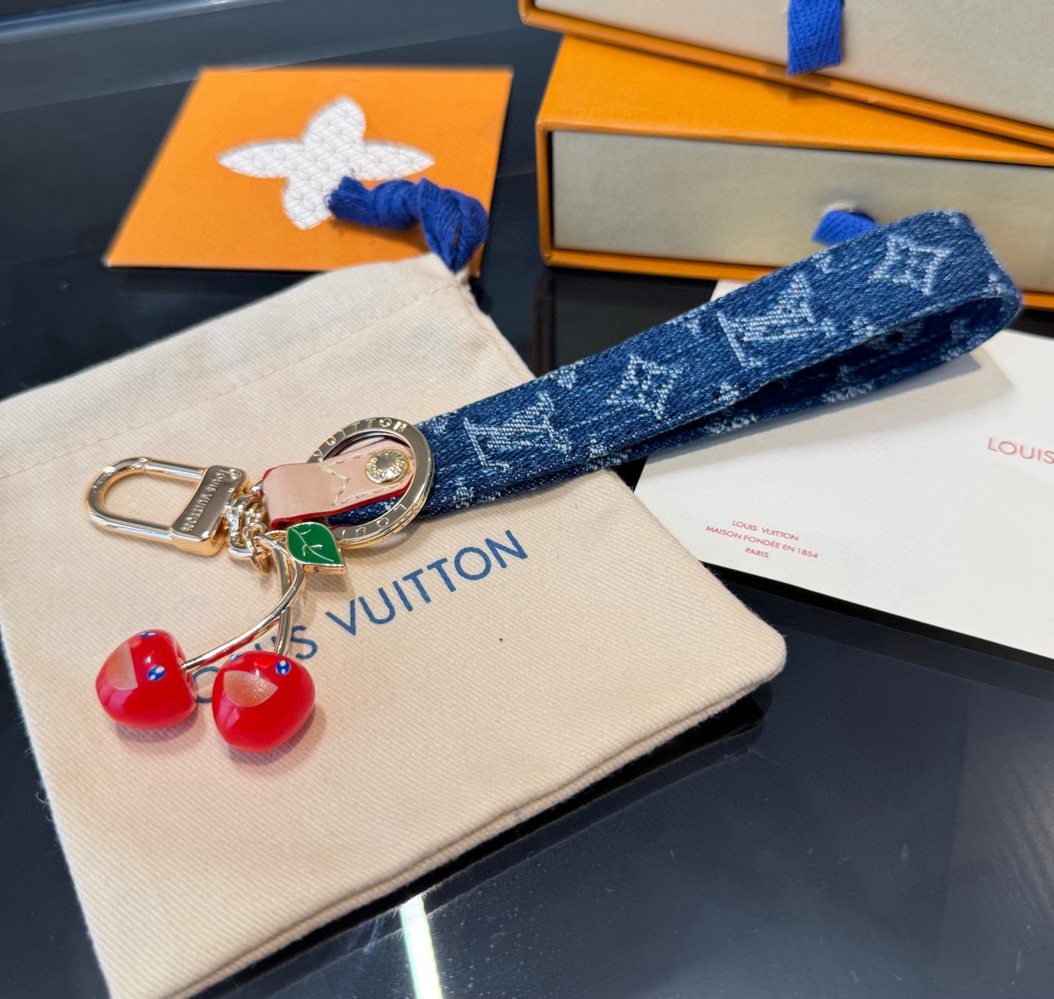 🔥 lv钥匙扣 包包挂件 LV xTM Denim Cerise Dragonne 包饰出自路易威登 ×