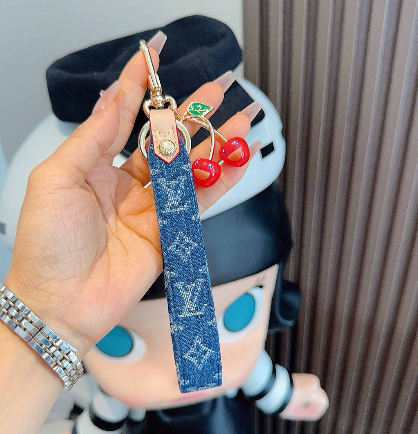 🔥 lv钥匙扣 包包挂件 LV xTM Denim Cerise Dragonne 包饰出自路易威登 ×