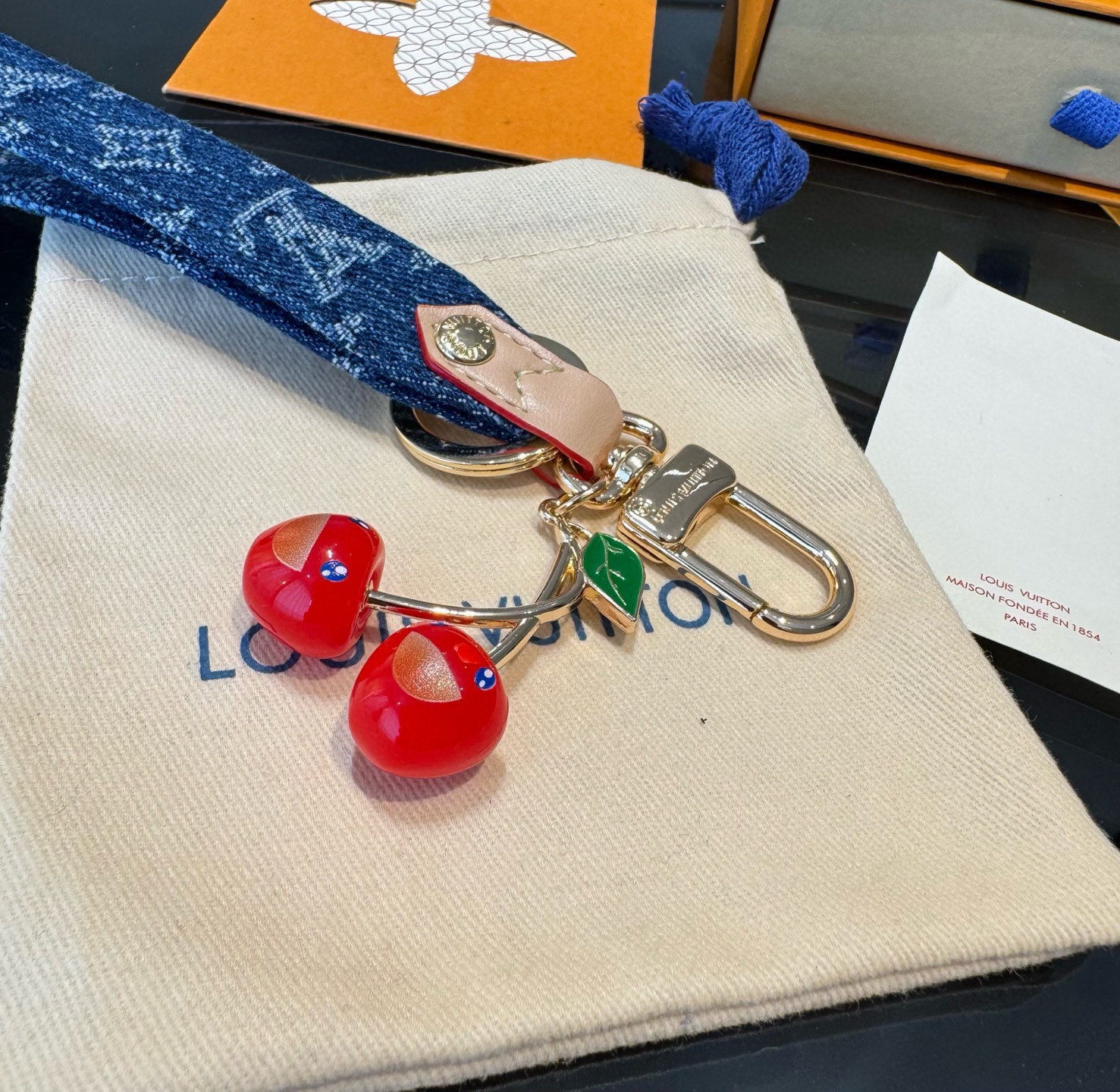 🔥 lv钥匙扣 包包挂件 LV xTM Denim Cerise Dragonne 包饰出自路易威登 ×