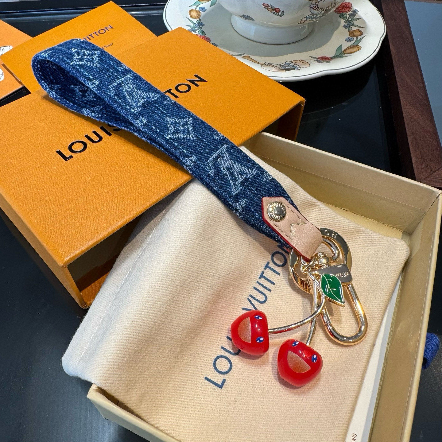 🔥 lv钥匙扣 包包挂件 LV xTM Denim Cerise Dragonne 包饰出自路易威登 ×