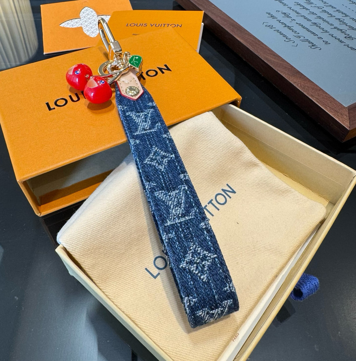 🔥 lv钥匙扣 包包挂件 LV xTM Denim Cerise Dragonne 包饰出自路易威登 ×