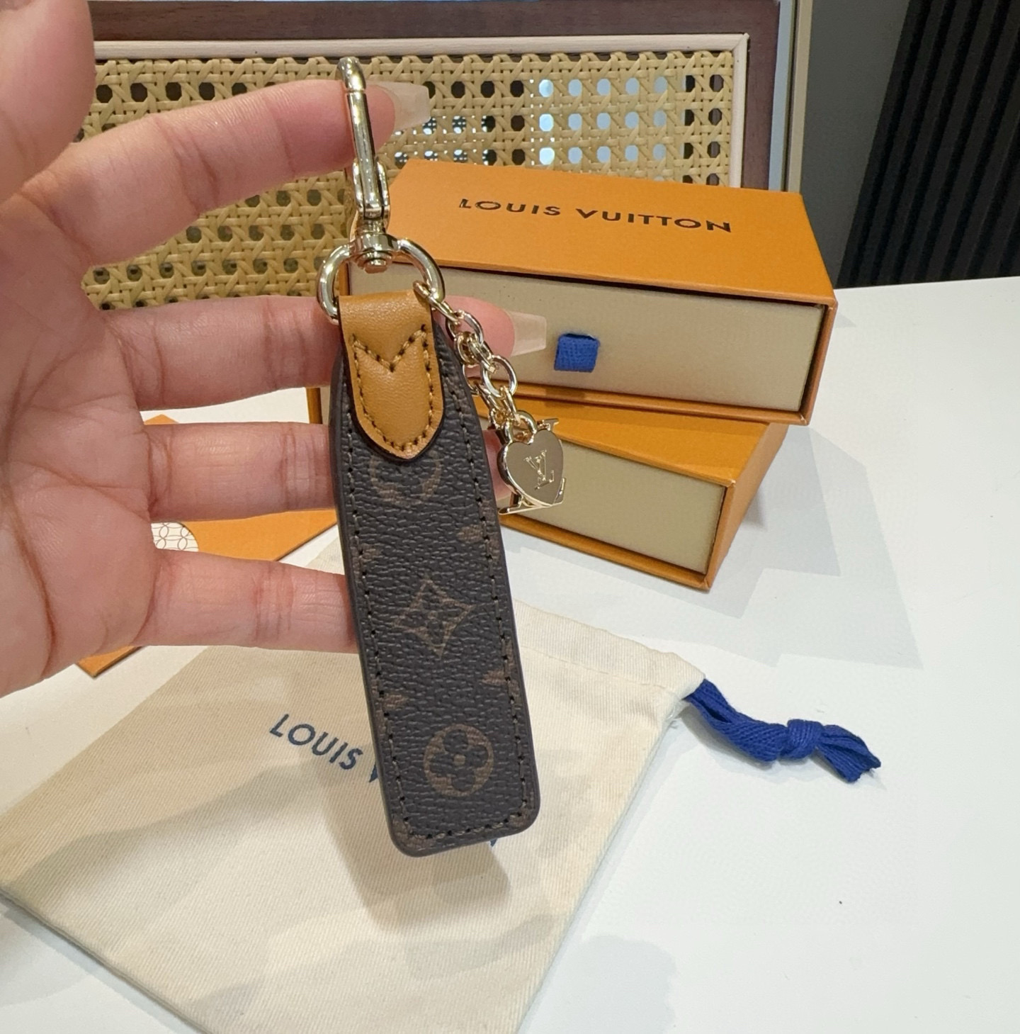 🔥LOUIS VUITTON官网M LV 包饰与钥匙扣挂件LV Cherished Tab 钥匙扣结合 