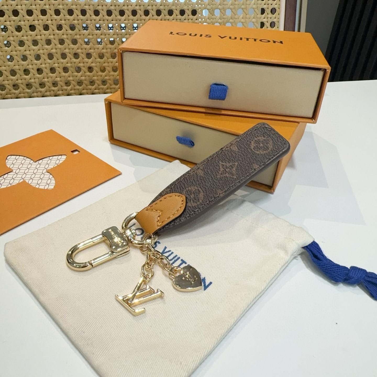 🔥LOUIS VUITTON官网M LV 包饰与钥匙扣挂件LV Cherished Tab 钥匙扣结合 