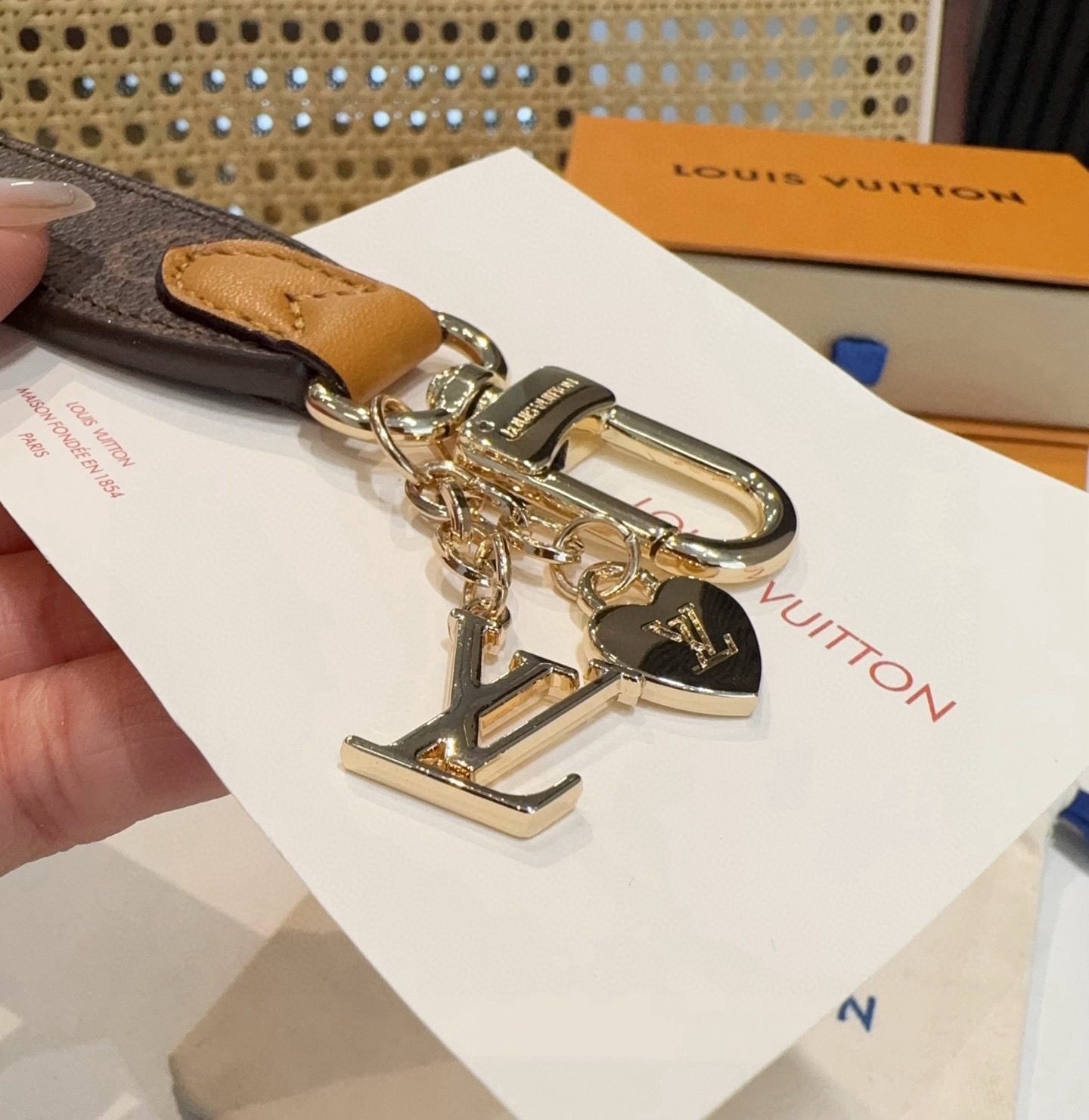 🔥LOUIS VUITTON官网M LV 包饰与钥匙扣挂件LV Cherished Tab 钥匙扣结合 