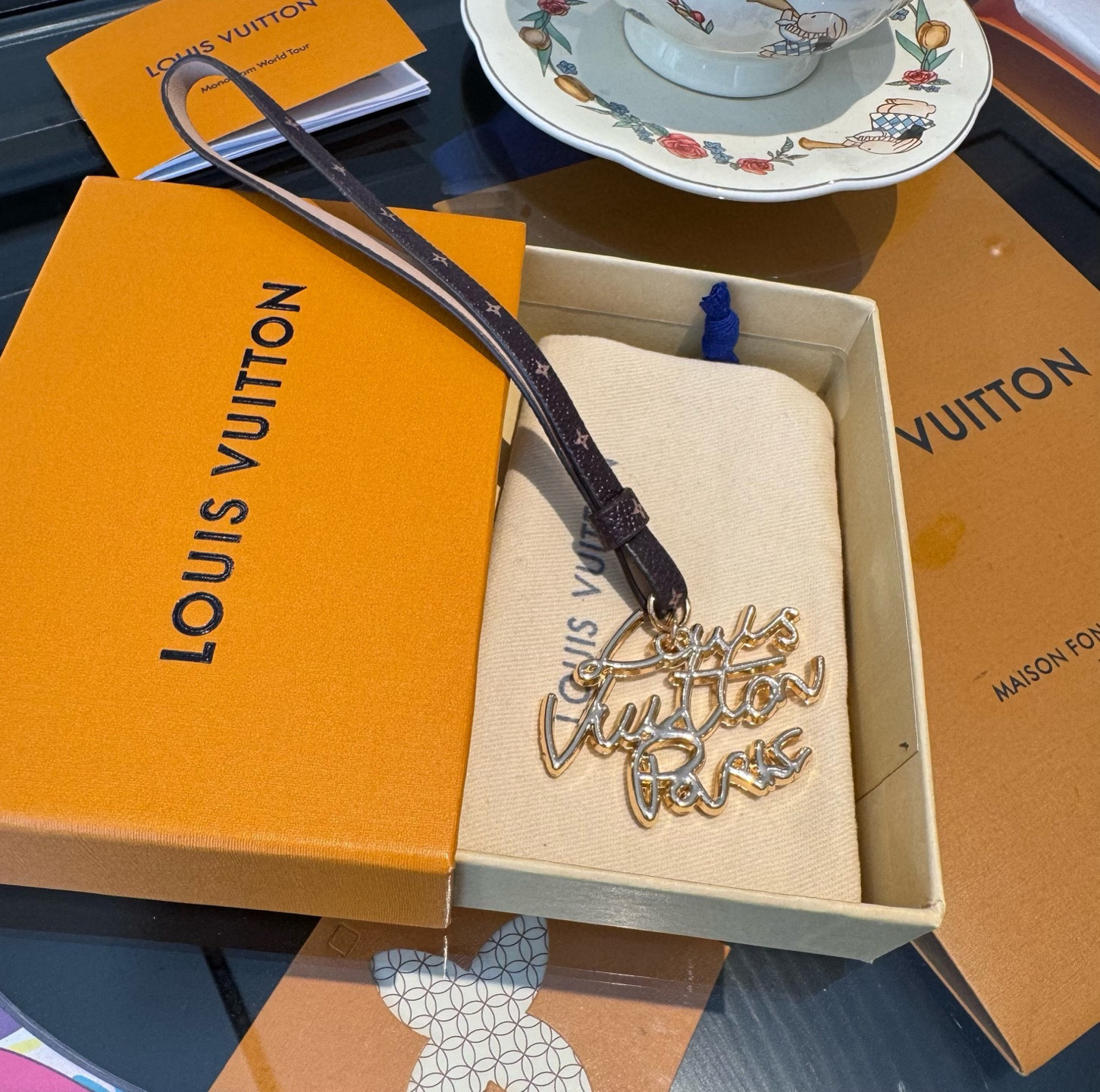 🔥新款 LOUIS VUITTON LV双花皮绳包包挂饰 lv字母挂件， 钥匙扣精致。手感真的很赞[强]