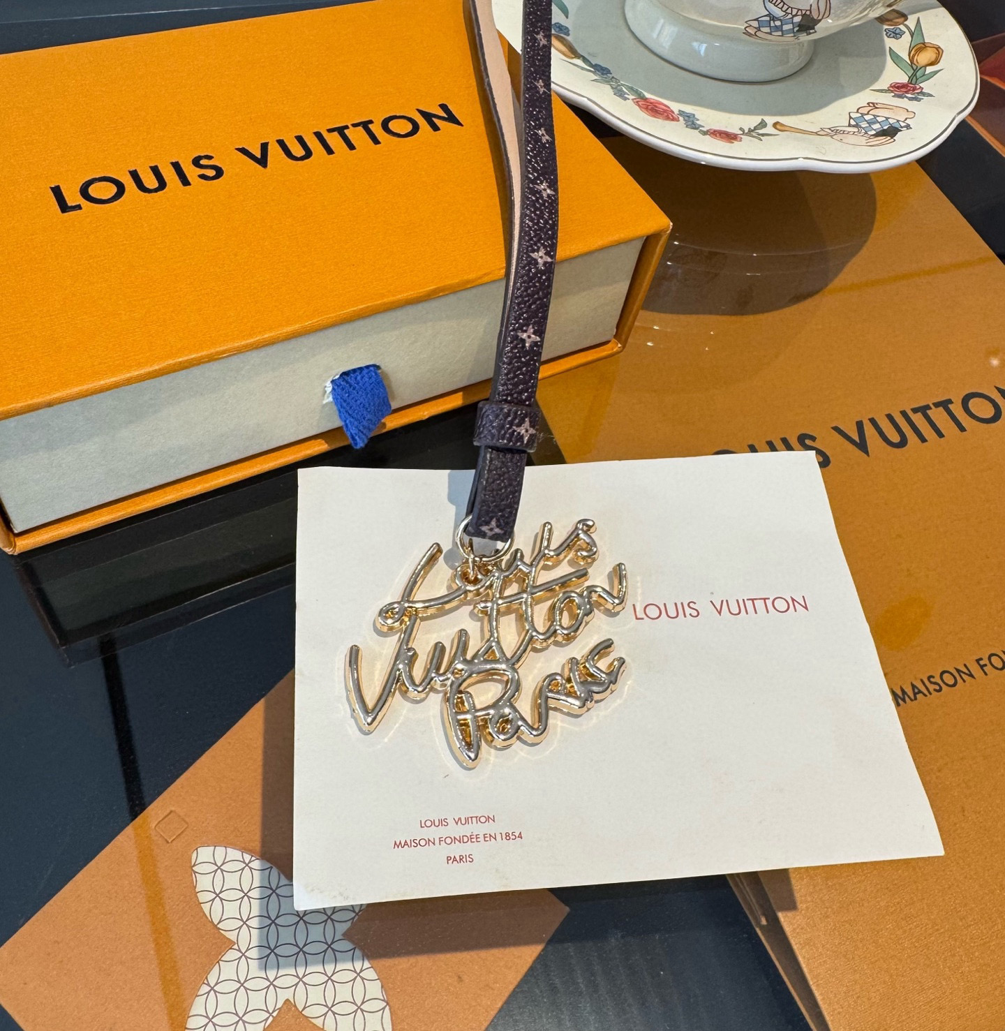 🔥新款 LOUIS VUITTON LV双花皮绳包包挂饰 lv字母挂件， 钥匙扣精致。手感真的很赞[强]