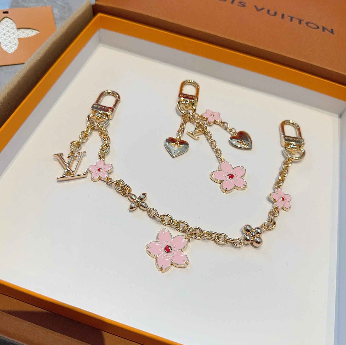 Lv钥匙扣 村上隆合作款樱花🌸钥匙扣 包饰挂件本款链条包饰出自路易威登x村上隆复刻系列，为耀目链条交错排