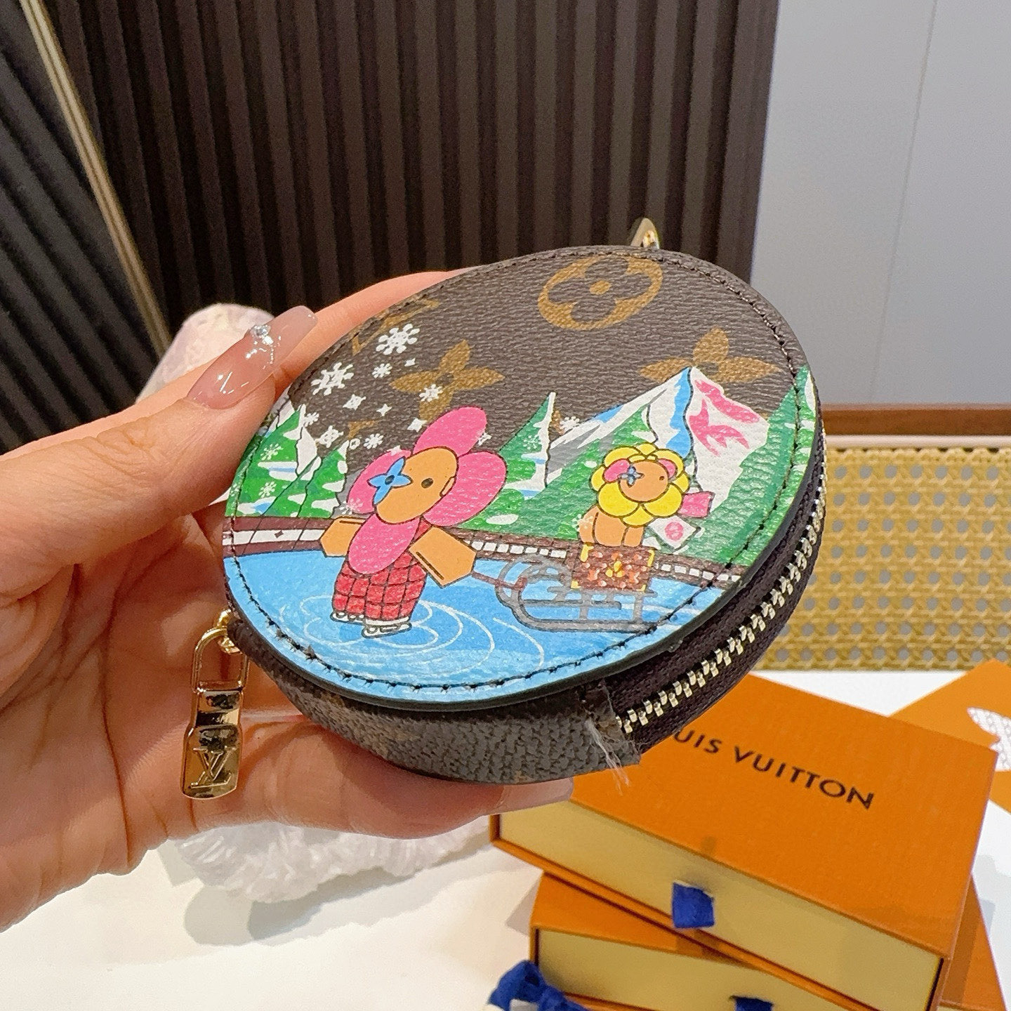 🔥Louis Vuitton老花包包挂饰、卡通彩绘印花小零钱包。Lv包饰挂件钥匙扣、独家原单货，标志性老