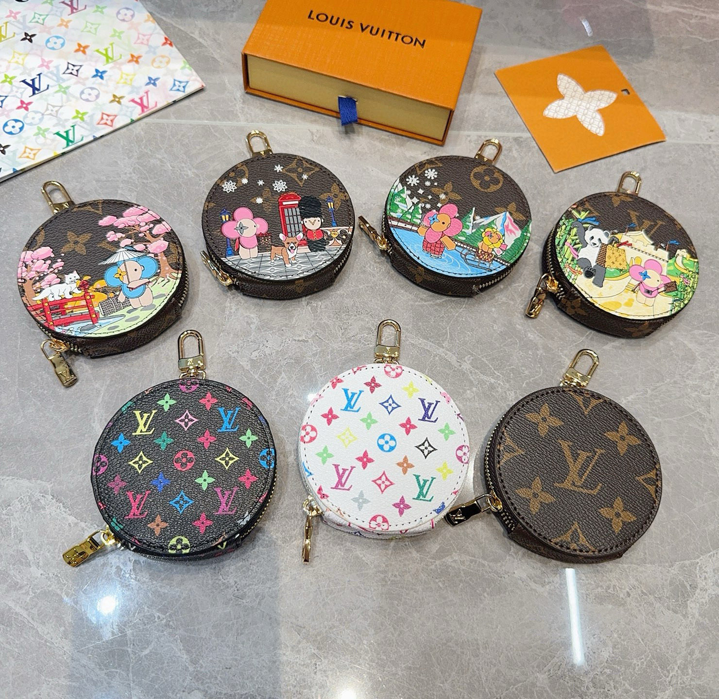 🔥Louis Vuitton老花包包挂饰、卡通彩绘印花小零钱包。Lv包饰挂件钥匙扣、独家原单货，标志性老