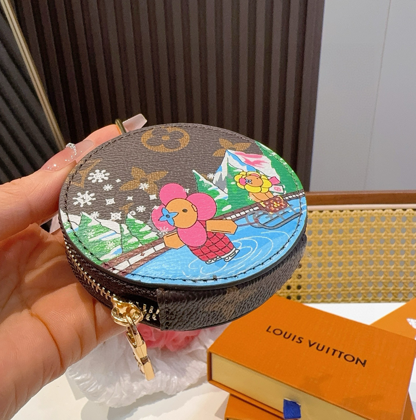 🔥Louis Vuitton老花包包挂饰、卡通彩绘印花小零钱包。Lv包饰挂件钥匙扣、独家原单货，标志性老