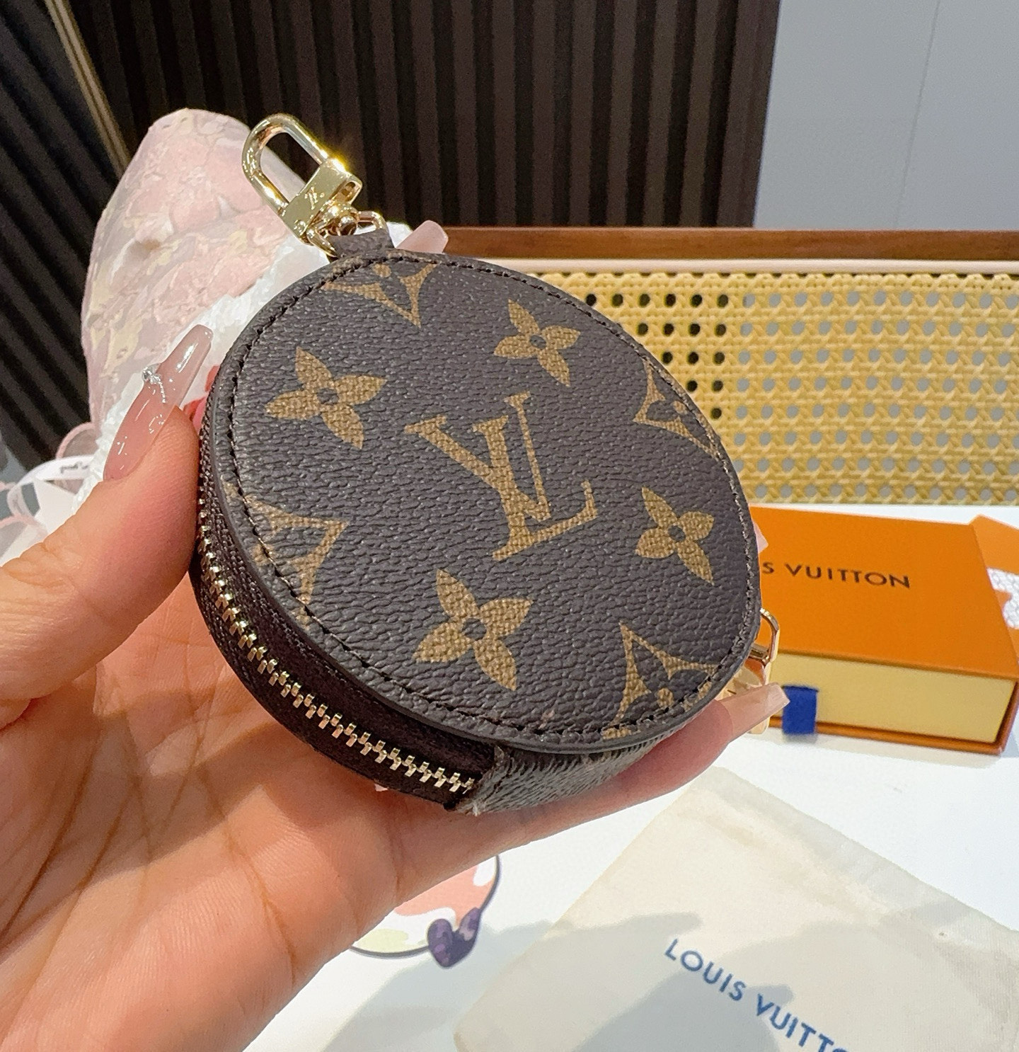 🔥Louis Vuitton老花包包挂饰、卡通彩绘印花小零钱包。Lv包饰挂件钥匙扣、独家原单货，标志性老