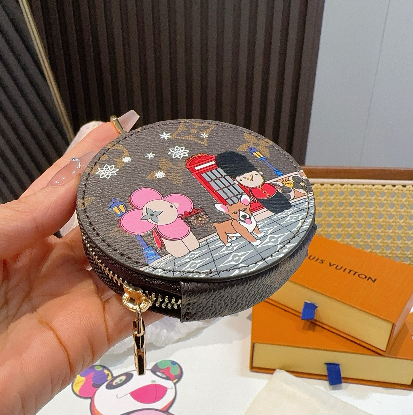 🔥Louis Vuitton老花包包挂饰、卡通彩绘印花小零钱包。Lv包饰挂件钥匙扣、独家原单货，标志性老