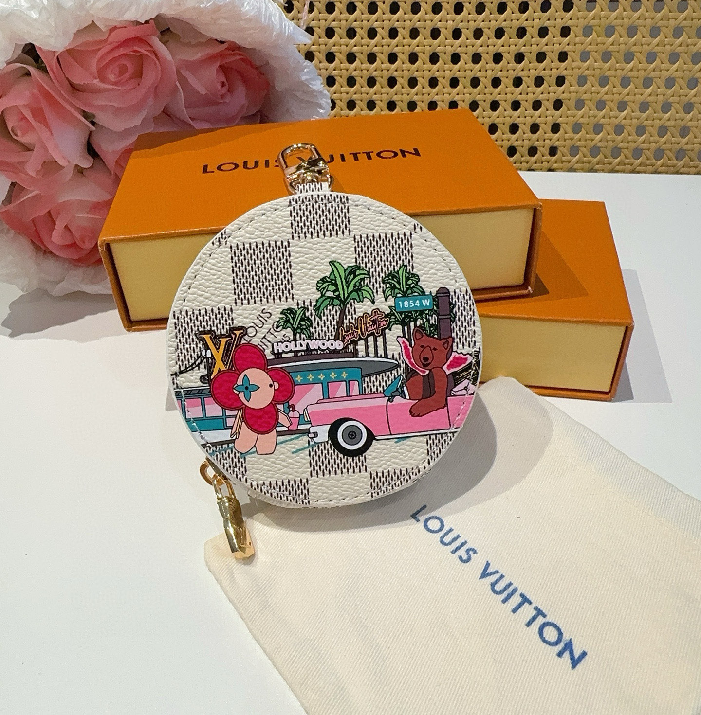 🔥Louis Vuitton老花包包挂饰、卡通彩绘印花小零钱包。Lv包饰挂件钥匙扣、独家原单货，标志性老