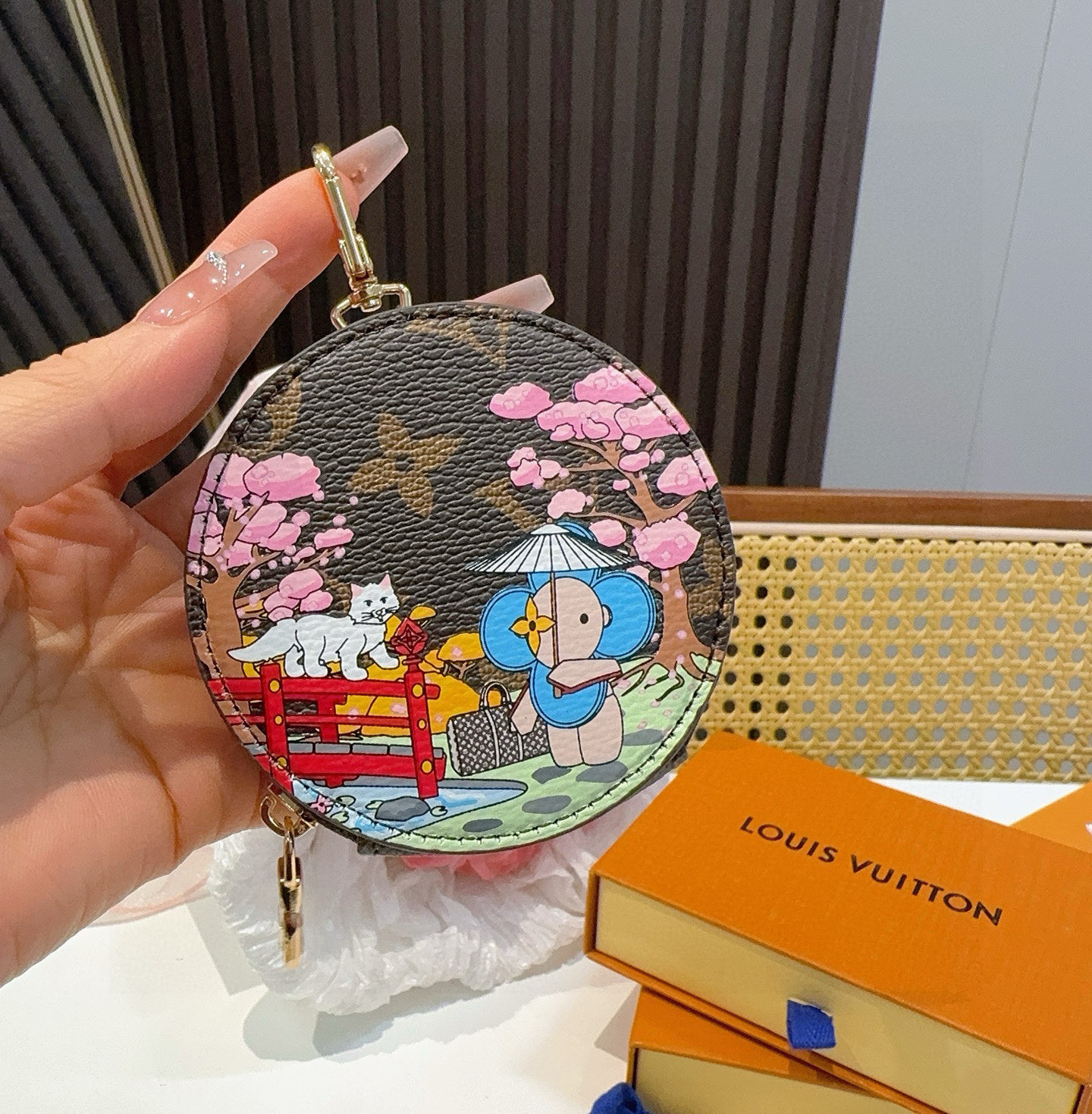 🔥Louis Vuitton老花包包挂饰、卡通彩绘印花小零钱包。Lv包饰挂件钥匙扣、独家原单货，标志性老