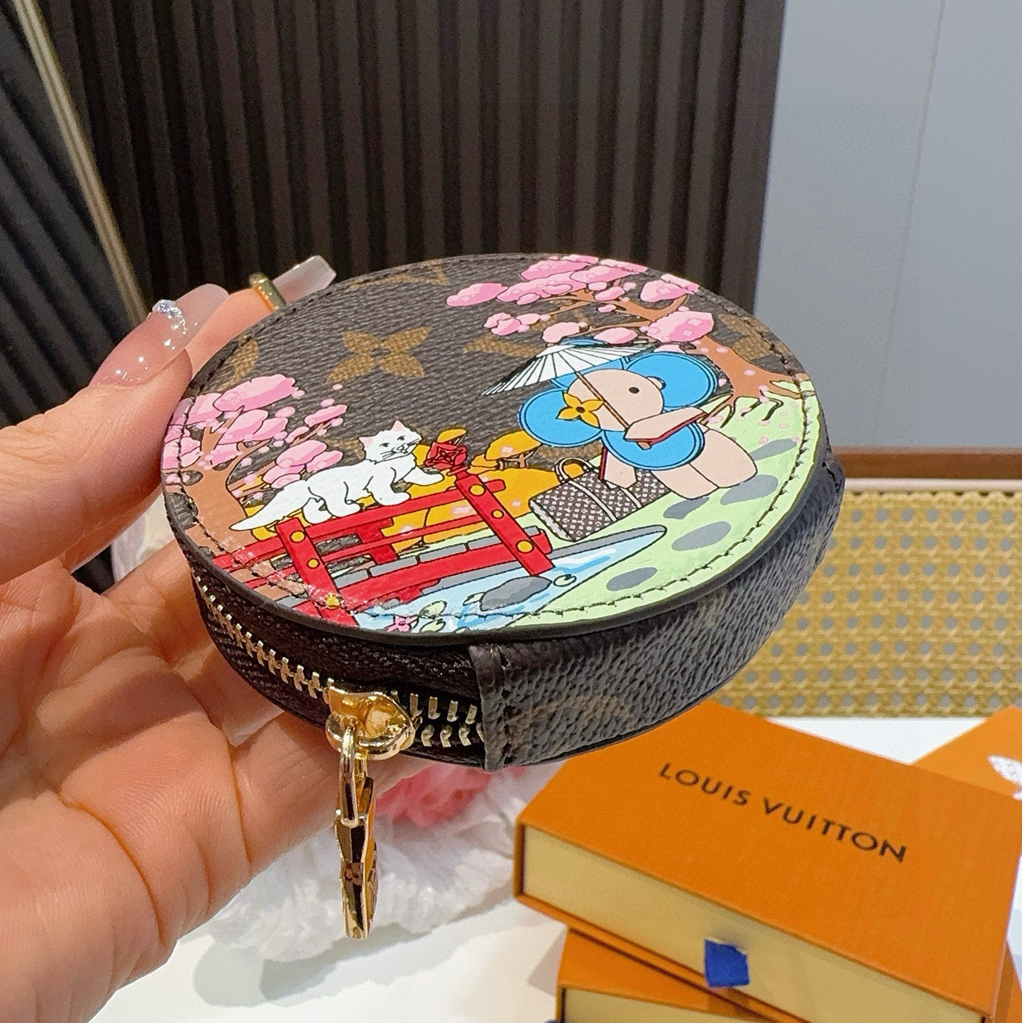 🔥Louis Vuitton老花包包挂饰、卡通彩绘印花小零钱包。Lv包饰挂件钥匙扣、独家原单货，标志性老