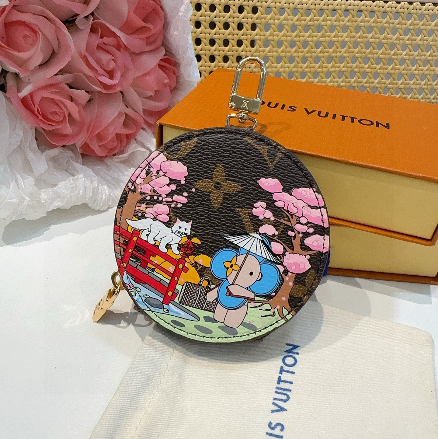 🔥Louis Vuitton老花包包挂饰、卡通彩绘印花小零钱包。Lv包饰挂件钥匙扣、独家原单货，标志性老