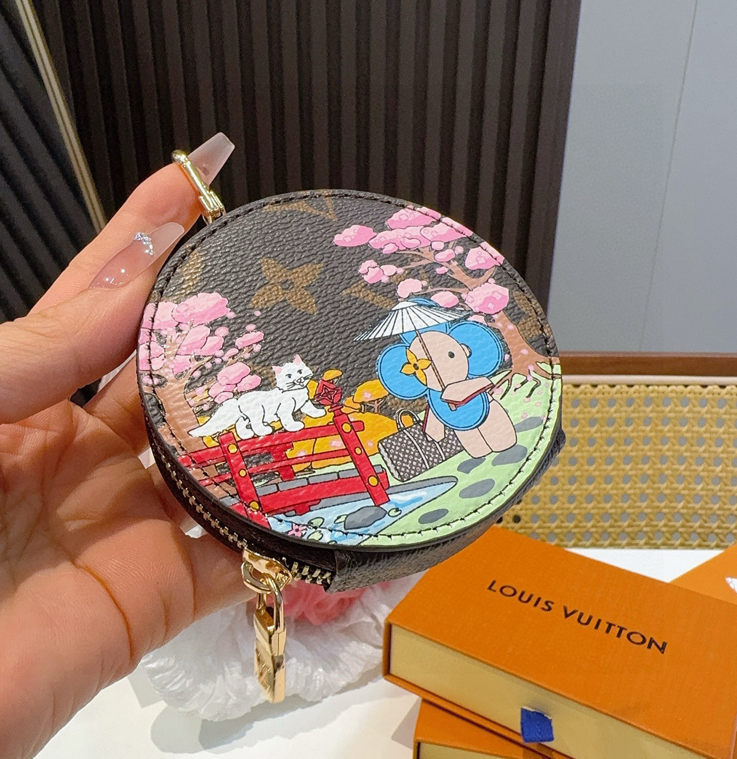 🔥Louis Vuitton老花包包挂饰、卡通彩绘印花小零钱包。Lv包饰挂件钥匙扣、独家原单货，标志性老