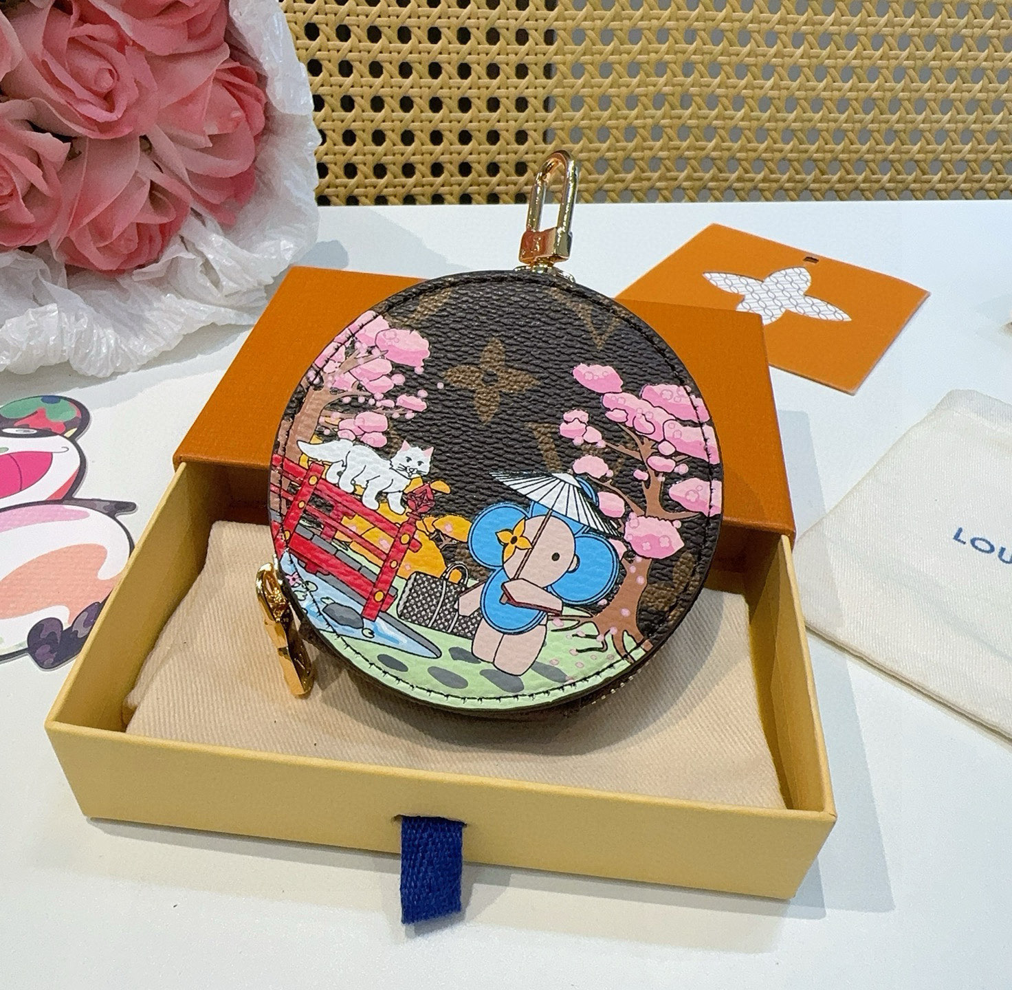 🔥Louis Vuitton老花包包挂饰、卡通彩绘印花小零钱包。Lv包饰挂件钥匙扣、独家原单货，标志性老