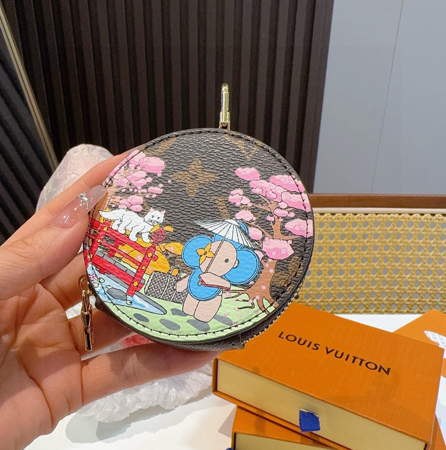 🔥Louis Vuitton老花包包挂饰、卡通彩绘印花小零钱包。Lv包饰挂件钥匙扣、独家原单货，标志性老