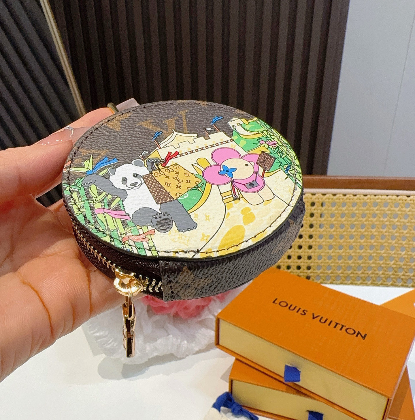 🔥Louis Vuitton老花包包挂饰、卡通彩绘印花小零钱包。Lv包饰挂件钥匙扣、独家原单货，标志性老