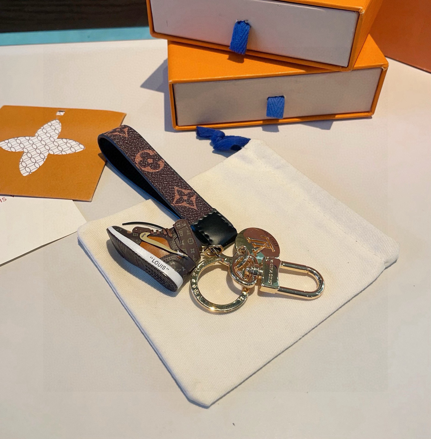 🔥LV经典老花棋格钥匙扣 钥匙扣➕联名nike迷你鞋子挂件时尚个性！车钥匙挂件 包包挂件配饰Monogr