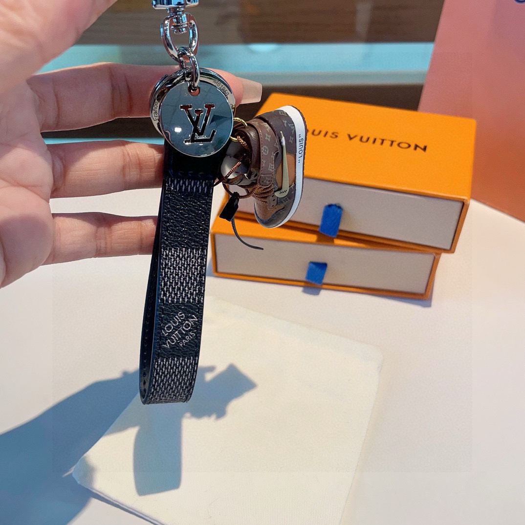 🔥LV经典老花棋格钥匙扣 钥匙扣➕联名nike迷你鞋子挂件时尚个性！车钥匙挂件 包包挂件配饰Monogr