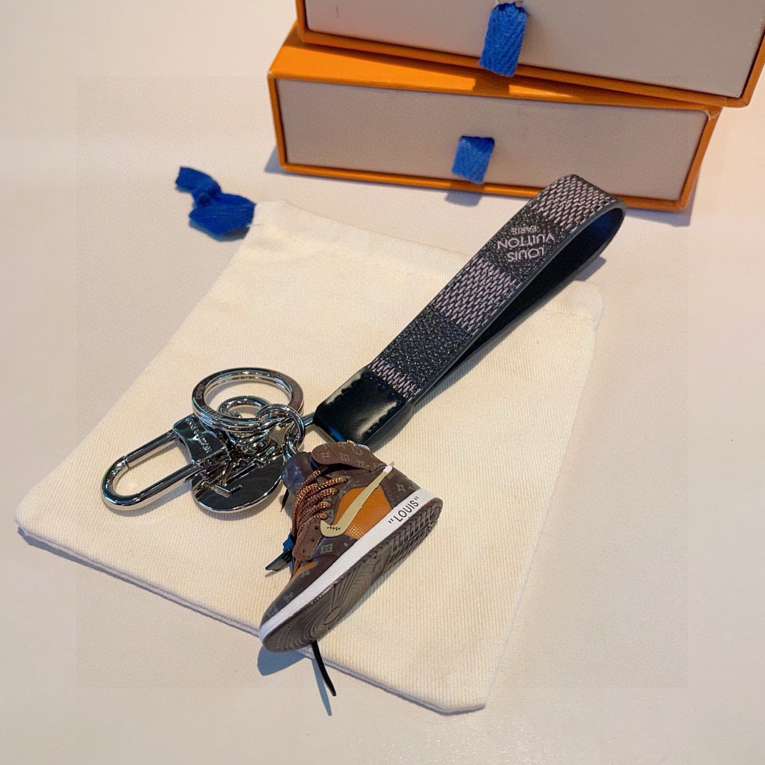 🔥LV经典老花棋格钥匙扣 钥匙扣➕联名nike迷你鞋子挂件时尚个性！车钥匙挂件 包包挂件配饰Monogr
