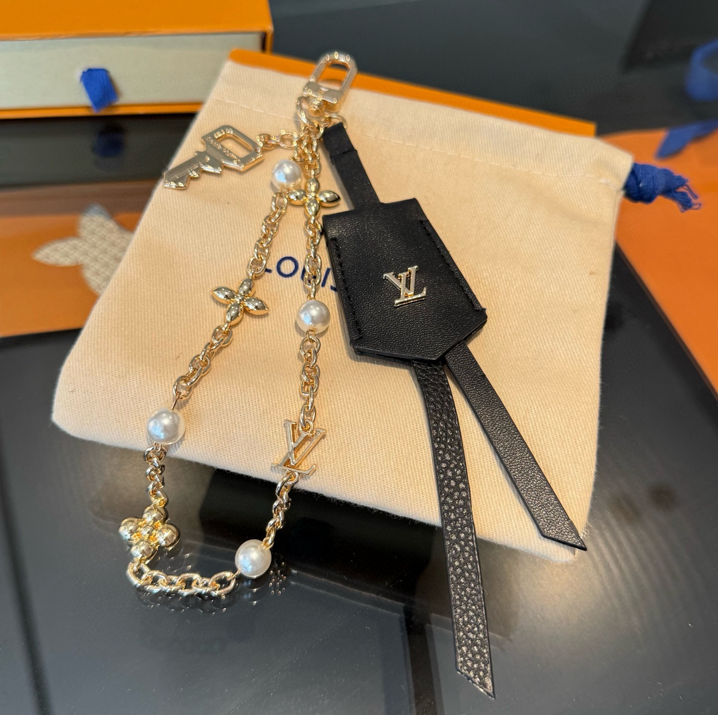 LV钥匙扣 官网新款 包包链条挂件 多功能链条 包饰&包包挂件本款链条包饰出自路易威登为耀目链条交错排布