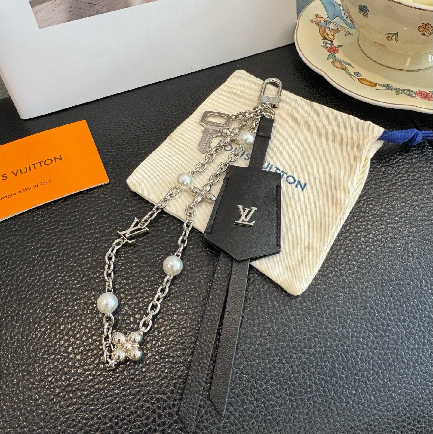 LV钥匙扣 官网新款 包包链条挂件 多功能链条 包饰&包包挂件本款链条包饰出自路易威登为耀目链条交错排布