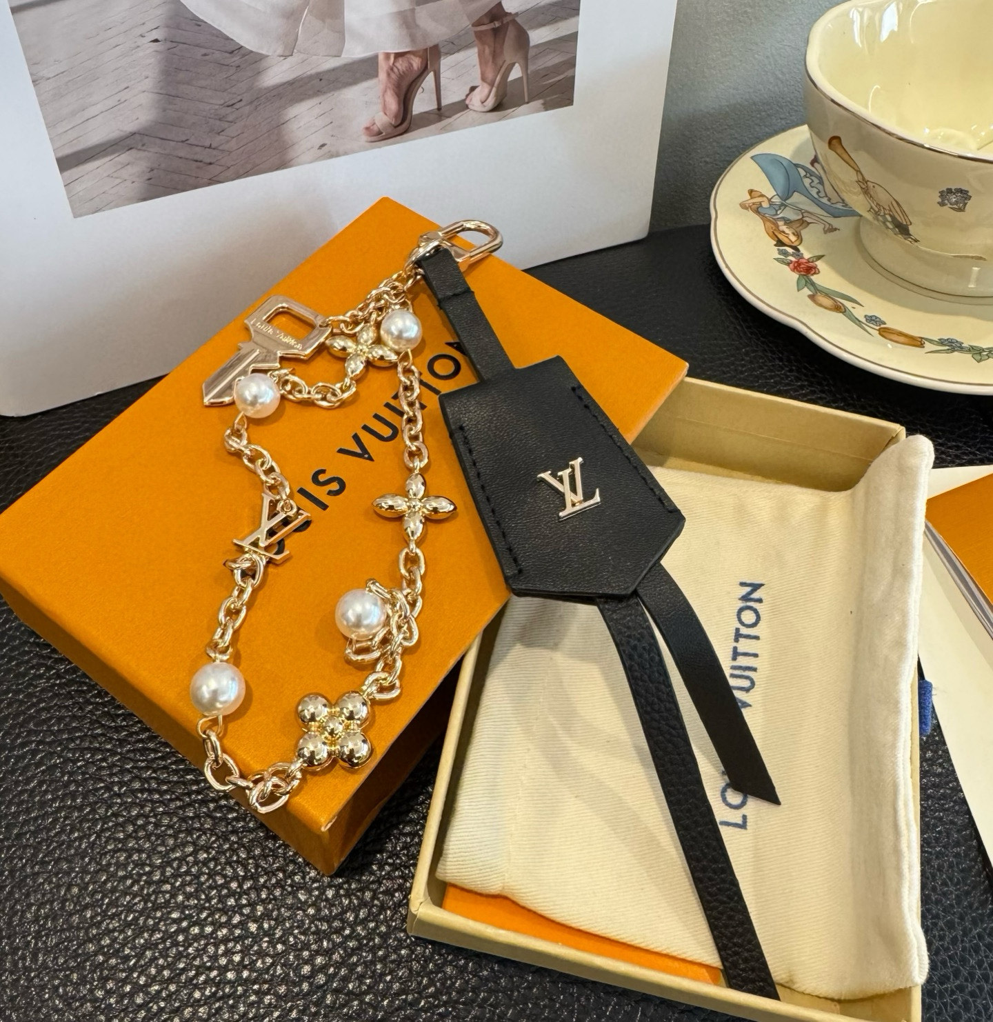 LV钥匙扣 官网新款 包包链条挂件 多功能链条 包饰&包包挂件本款链条包饰出自路易威登为耀目链条交错排布