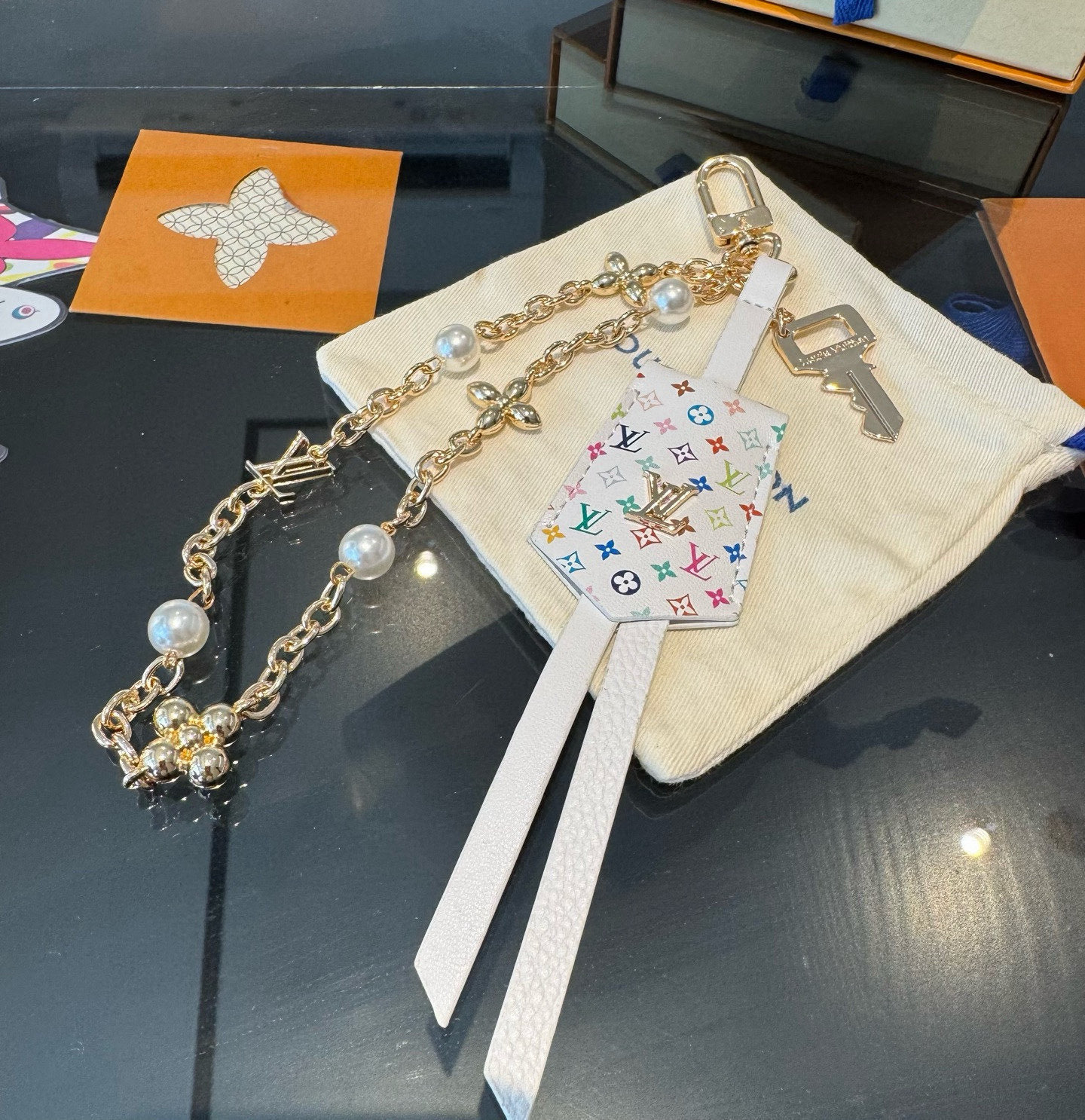 LV钥匙扣 官网新款 包包链条挂件 多功能链条 包饰&包包挂件本款链条包饰出自路易威登为耀目链条交错排布