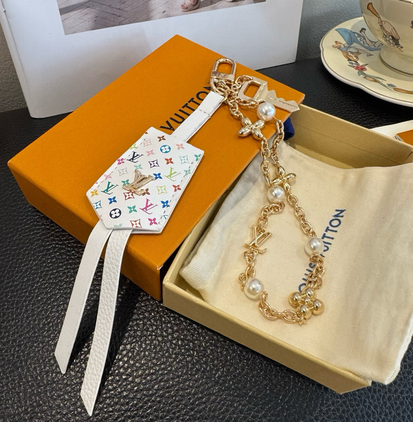 LV钥匙扣 官网新款 包包链条挂件 多功能链条 包饰&包包挂件本款链条包饰出自路易威登为耀目链条交错排布