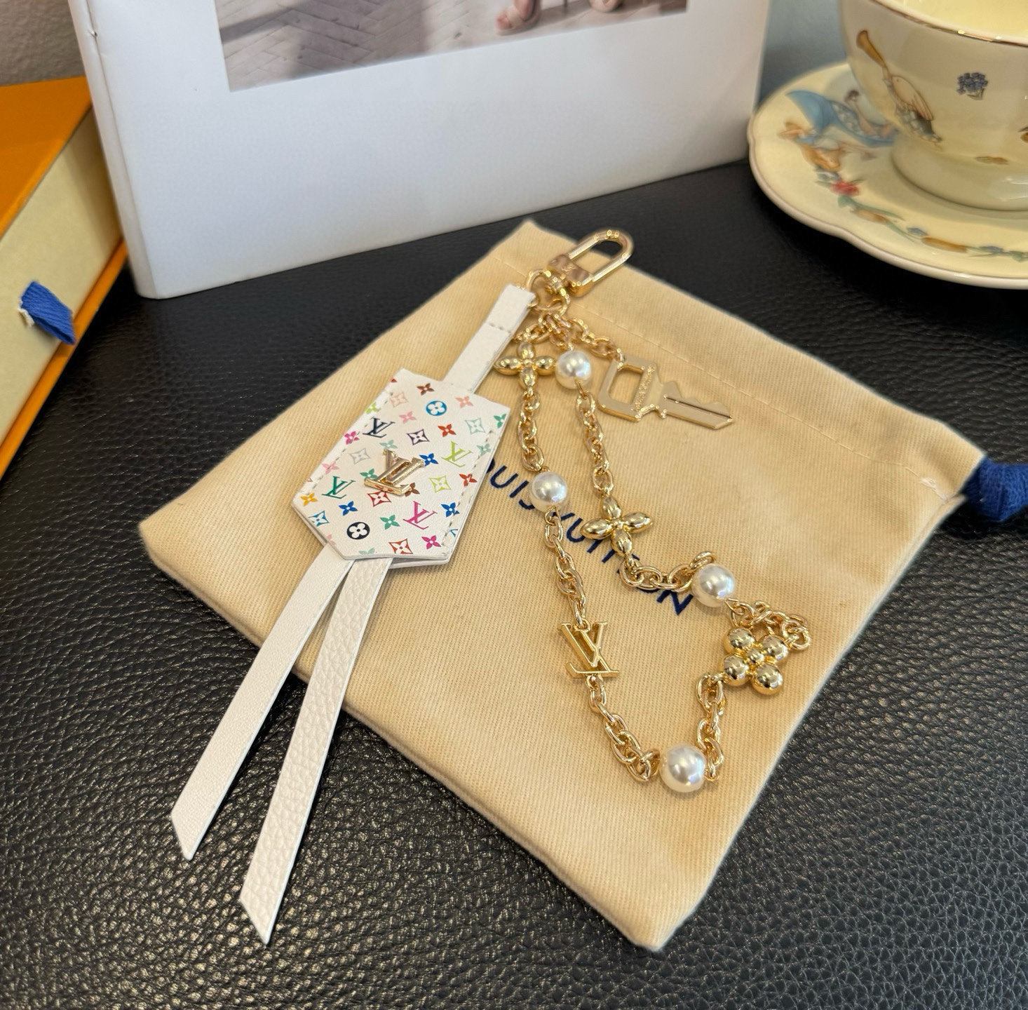 LV钥匙扣 官网新款 包包链条挂件 多功能链条 包饰&包包挂件本款链条包饰出自路易威登为耀目链条交错排布