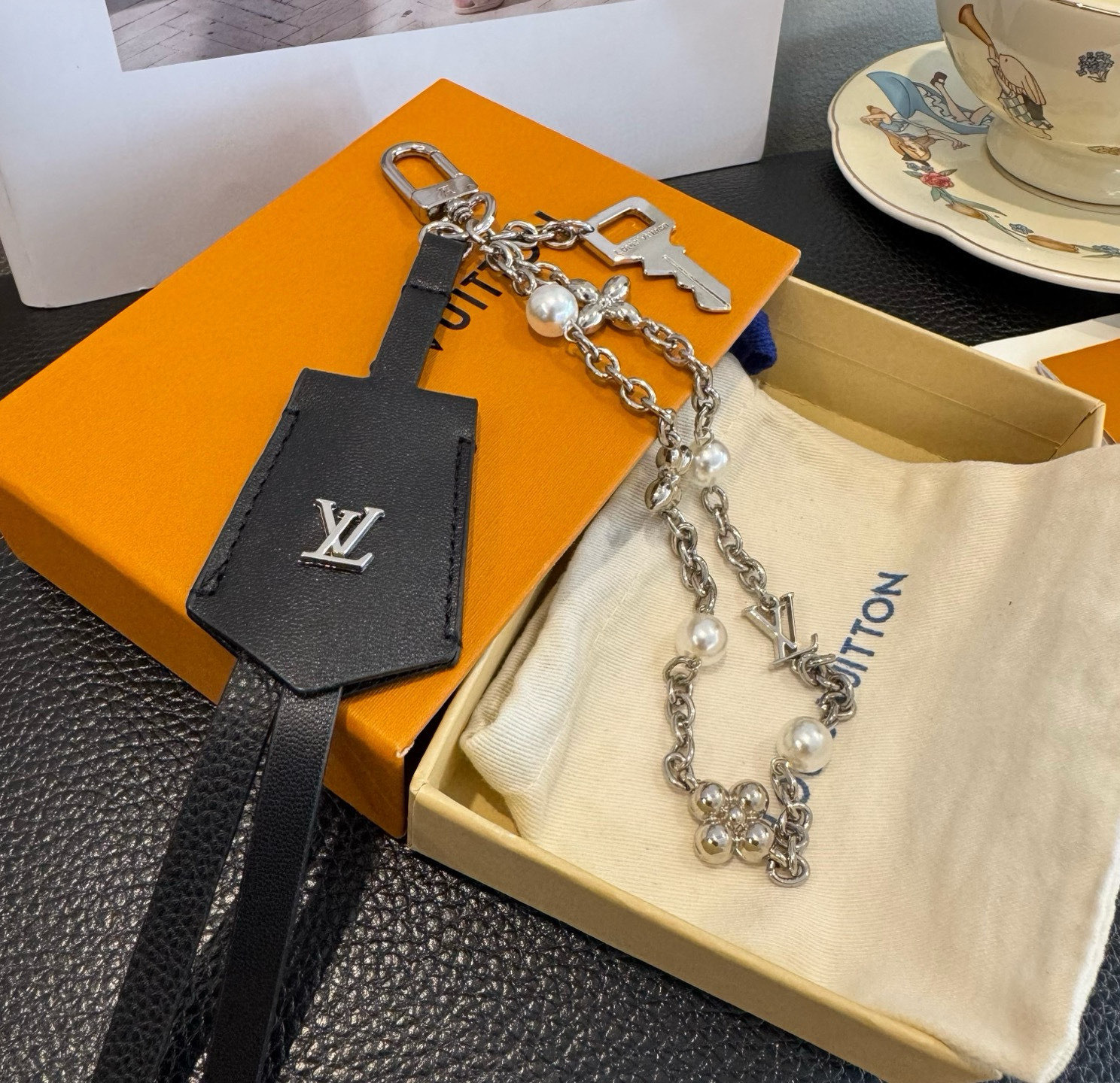 LV钥匙扣 官网新款 包包链条挂件 多功能链条 包饰&包包挂件本款链条包饰出自路易威登为耀目链条交错排布