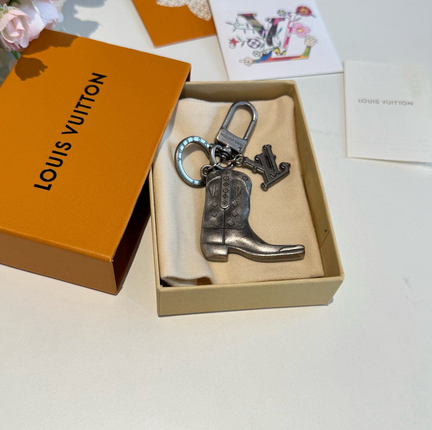 🔥LV钥匙扣 靴子挂件车钥匙挂饰，品牌经典标识巧妙嵌入链环之间。LV字母装饰于一端优雅垂坠，弹簧扣实现轻