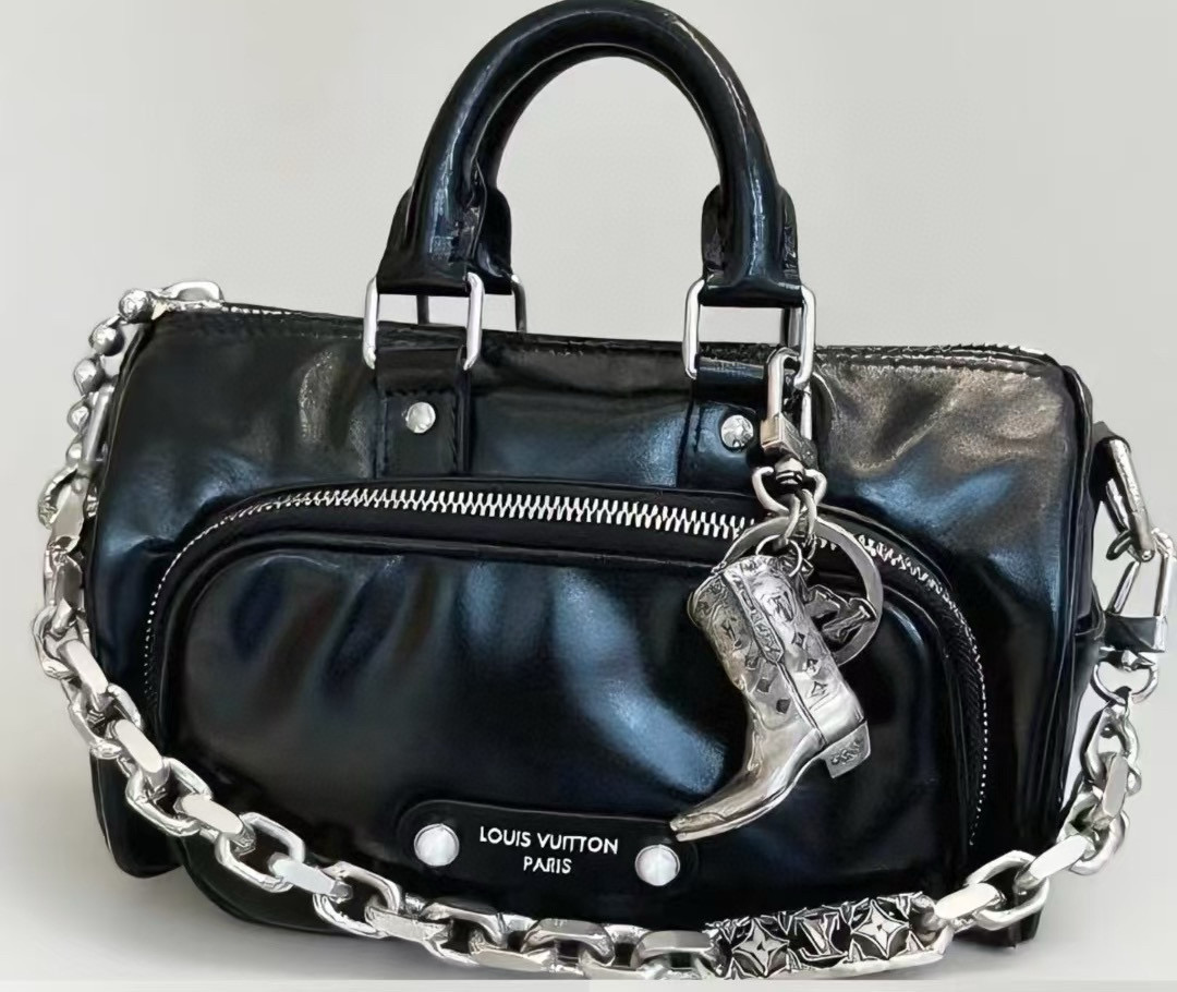 🔥LV钥匙扣 靴子挂件车钥匙挂饰，品牌经典标识巧妙嵌入链环之间。LV字母装饰于一端优雅垂坠，弹簧扣实现轻