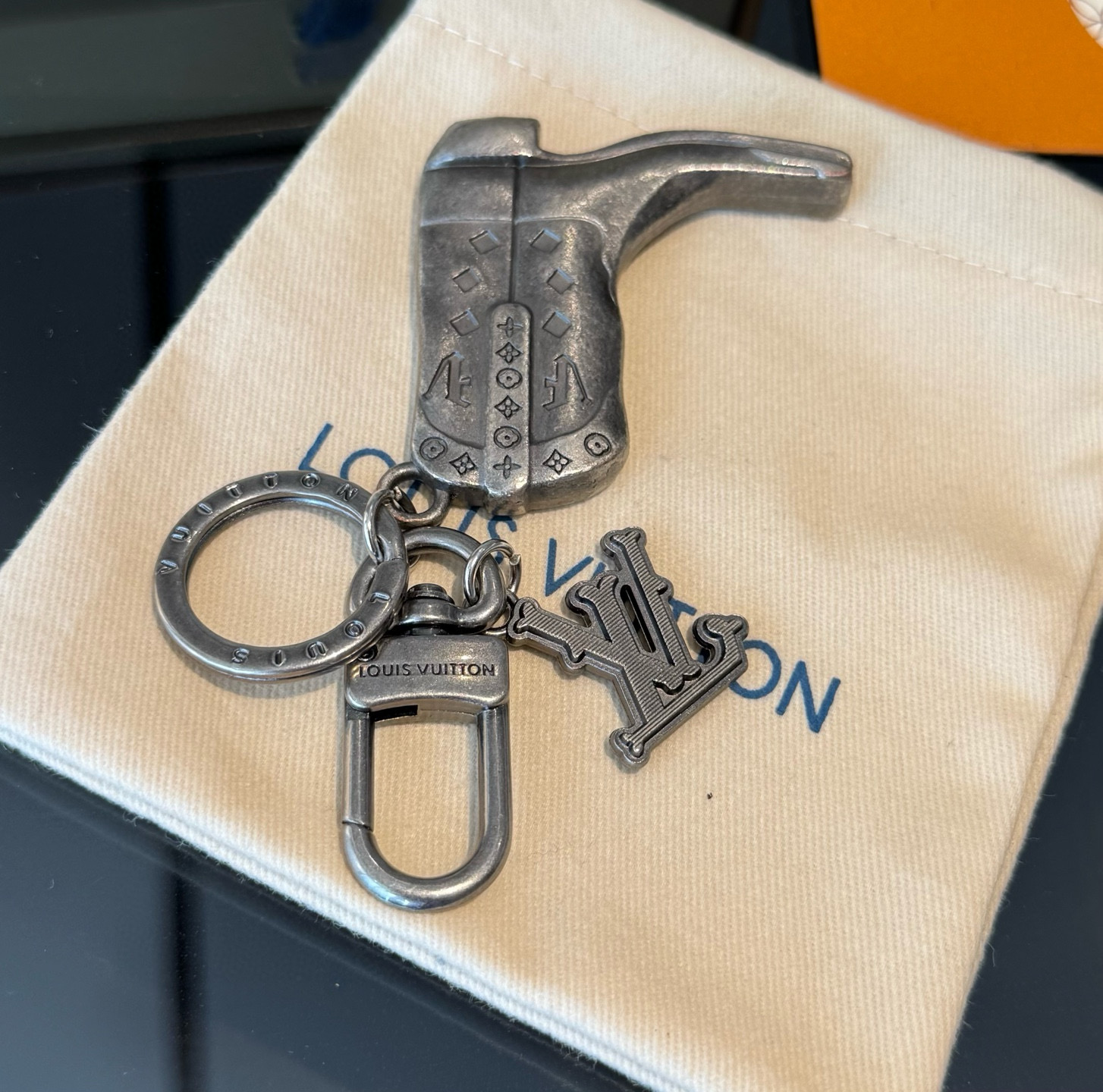 🔥LV钥匙扣 靴子挂件车钥匙挂饰，品牌经典标识巧妙嵌入链环之间。LV字母装饰于一端优雅垂坠，弹簧扣实现轻