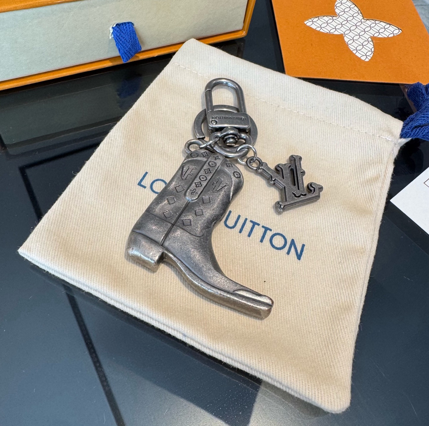 🔥LV钥匙扣 靴子挂件车钥匙挂饰，品牌经典标识巧妙嵌入链环之间。LV字母装饰于一端优雅垂坠，弹簧扣实现轻