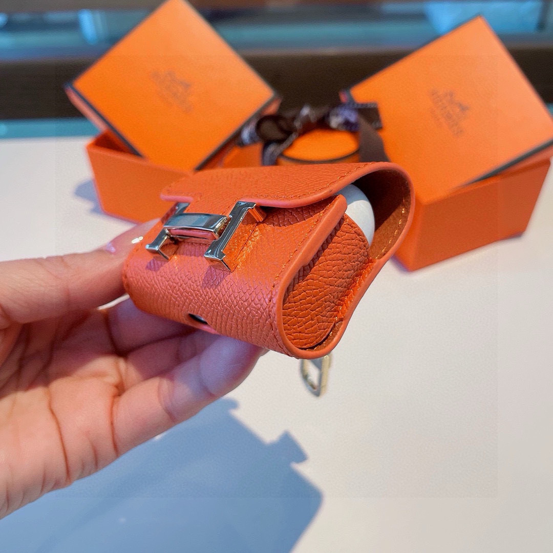 ❤️爱马仕💥官网1:1耳机包 手掌纹皮料 金属Logo 时尚迷你斜挎包包 可以当包饰，耳机包一举两得！