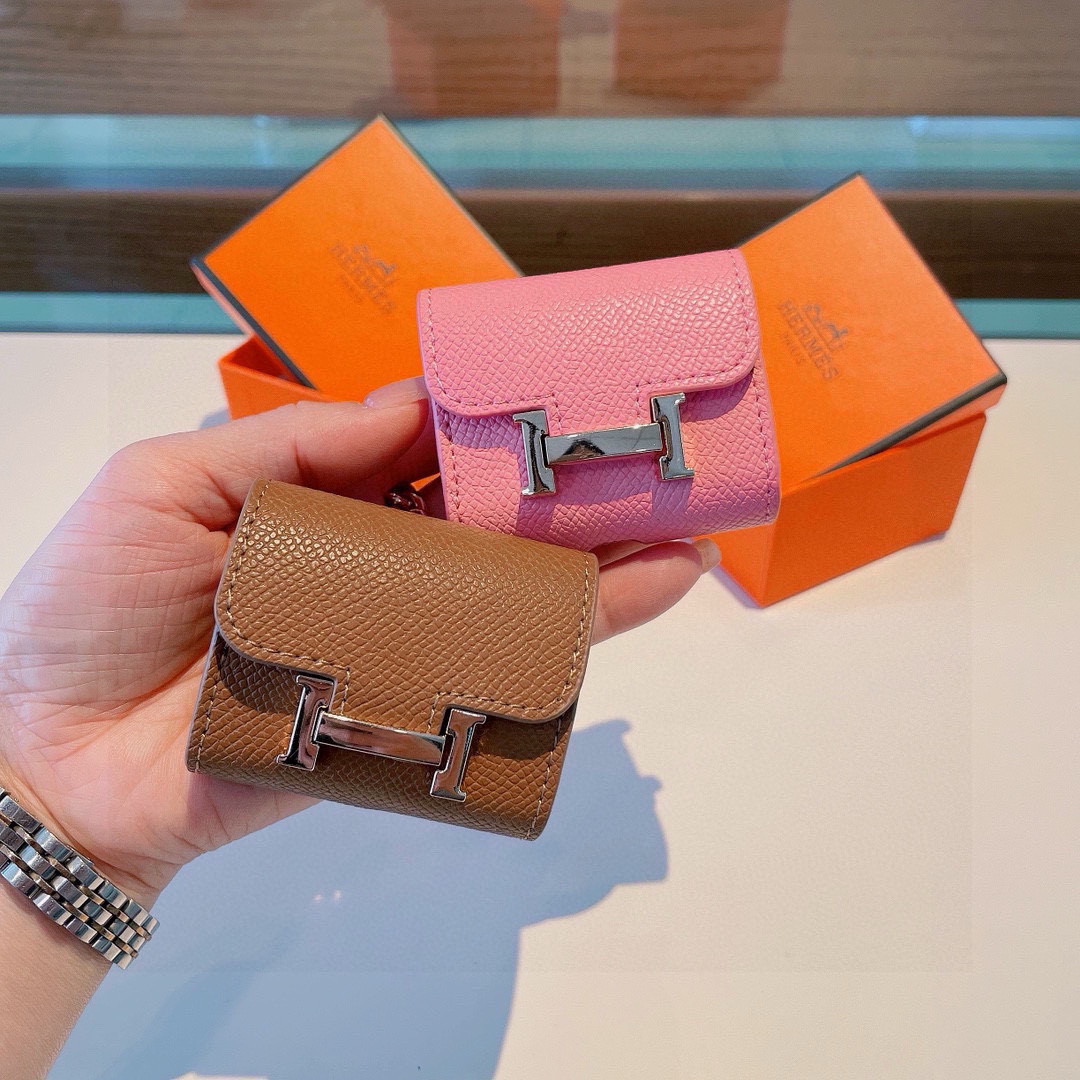 ❤️爱马仕💥官网1:1耳机包 手掌纹皮料 金属Logo 时尚迷你斜挎包包 可以当包饰，耳机包一举两得！